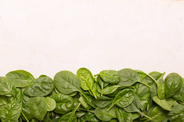 Healfy fresh mini spinach on old concrete marble table - Foto, Bild