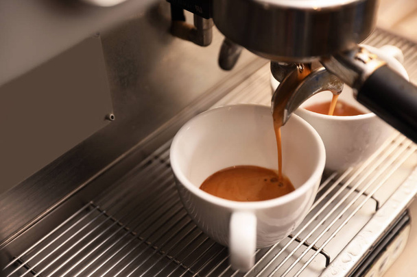 Bereiden van verse aromatische koffie met behulp van moderne machine, close-up. Ruimte voor tekst - Foto, afbeelding
