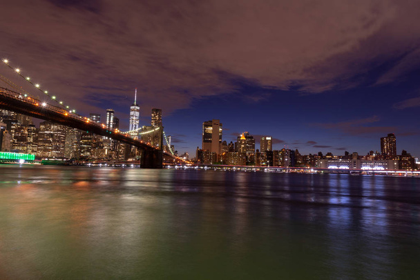 Манхэттен и Бруклинский мост ночью
 . - Фото, изображение