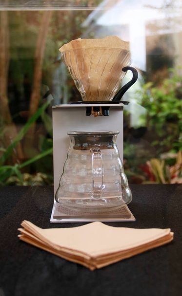 Kávé szűrőpapír, hogy kávét inni. - Fotó, kép