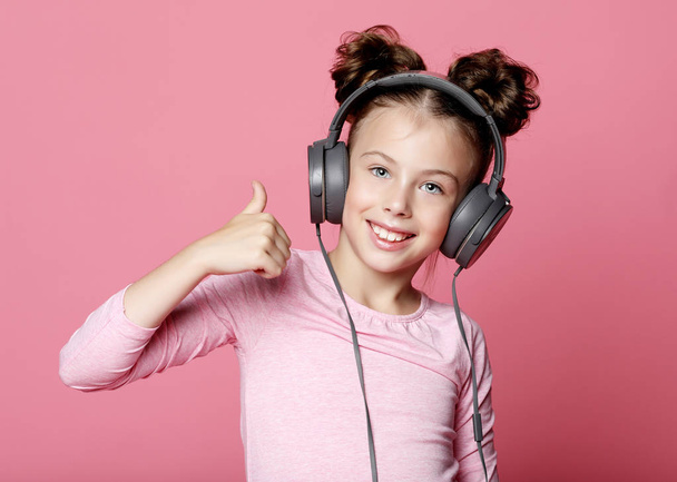  happy girl  with headphones listening to music - Foto, imagen