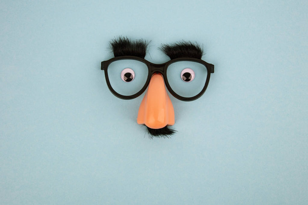 Забавная маска с глазами и носом на светло-голубом фоне - Фото, изображение