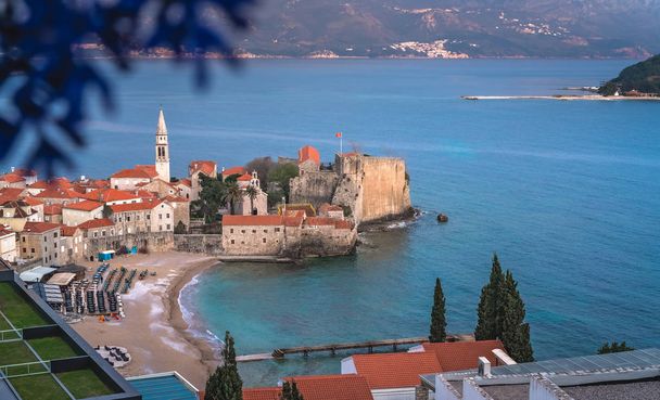 Karadağ 'ın Adriyatik kıyısındaki popüler tatil beldesi Budva' nın Panoraması - Fotoğraf, Görsel