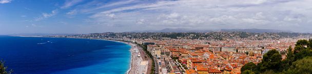 Vista panorâmica da cidade velha de Nice, França, junto à Promenade des Anglais, junto ao mar azul, vista da colina do Castelo
 - Foto, Imagem