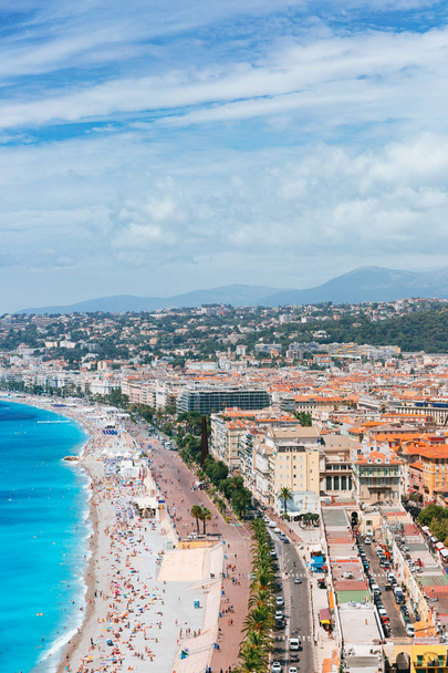 Blick auf Gebäude und Strände am blauen Meer in der Stadt Nice, Frankreich - Foto, Bild