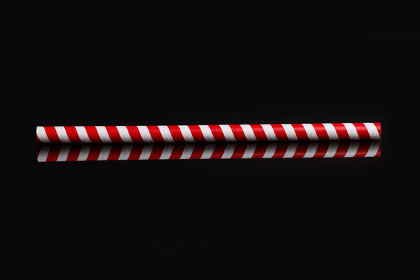 паперова питна солома з червоно-білими смугами
  - Фото, зображення