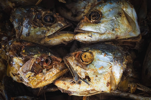 Tayland 'da basit bir köy yemeği için kızarmış balık kafaları. - Fotoğraf, Görsel