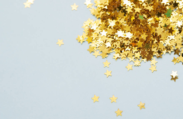 Feestelijke blauwe achtergrond met gouden sterren. - Foto, afbeelding