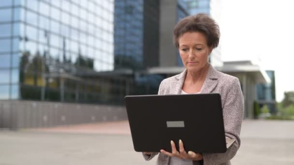 Mature Beautiful Businesswoman Using Laptop In The City Outdoors - Metraje, vídeo