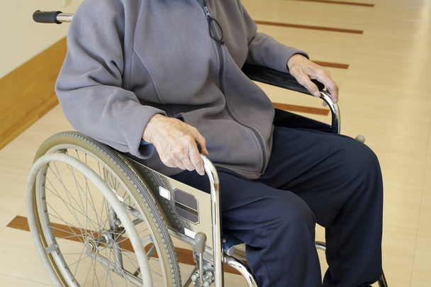 старший или пожилой человек пациент на инвалидной коляске так грустно в больнице
 - Фото, изображение