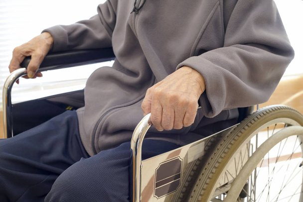 старший або літній чоловік пацієнт на інвалідному візку так сумно вдома
  - Фото, зображення