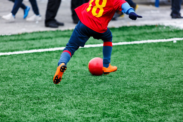 実行している 2 つの若い選手、ドリブル、ボールを奪い合います。ジュニア サッカーの試合の競争。冬の活動、サッカー ゲーム、訓練の概念 - 写真・画像