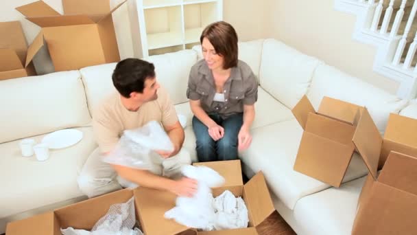 Couple s'amuser avec déménagement Emballages de la maison
 - Séquence, vidéo