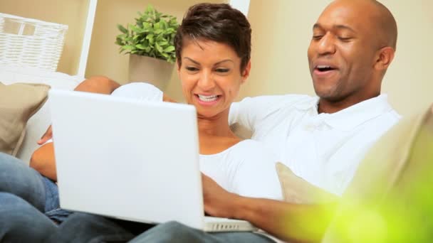 Ethnic Couple Using Laptop for Webchat - Séquence, vidéo