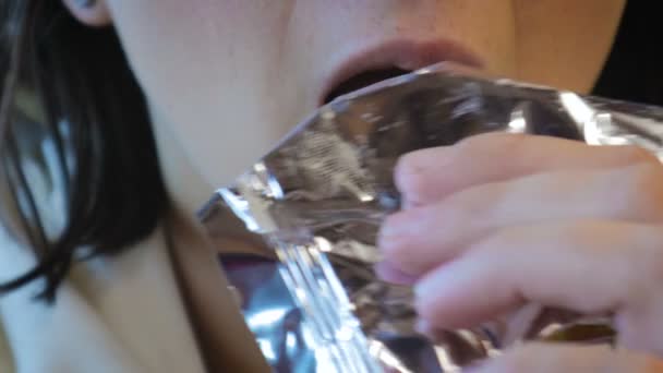 Womans száj close-up csokoládét eszik és iszik kávét - Felvétel, videó