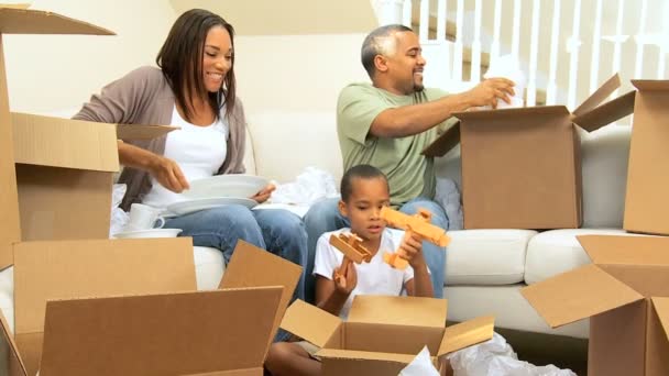 gelukkige familie uitpakken na huis verplaatsen - Video