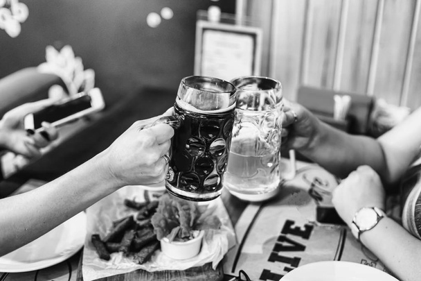 Alcohol. Cerveza. dos hombres aplausos y tintineo vaso de cerveza beber y brindar al aire libre en el pub. octoberfest, fiesta
. - Foto, Imagen