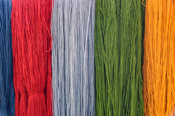 Lã de alpaca naturalmente tingida para tecelagem têxtil tradicional. Arequipa, Peru
 - Foto, Imagem