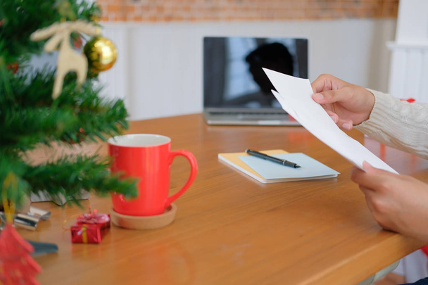 Muž na sobě krém svetr otevření odesílající vánoční dopis pohlednici dovolenou přeje s vánoční výzdobou - Fotografie, Obrázek