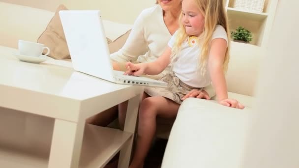 Orgullosa abuela viendo niña con el ordenador portátil
 - Metraje, vídeo