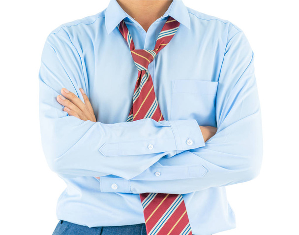 Mann in langärmeligem Hemd trägt verschränkte Arme, während er isoliert auf weißem Hintergrund mit Clipping-Pfad steht - Foto, Bild