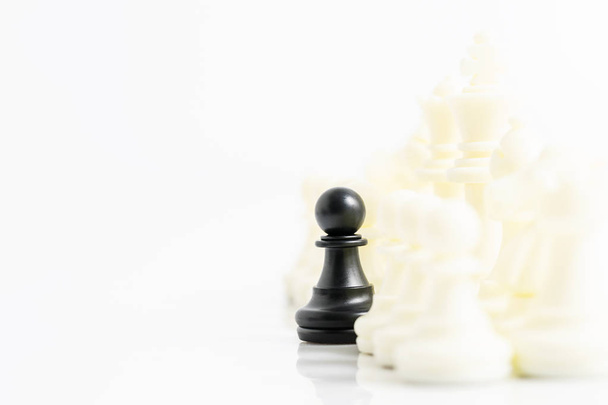 Κοντινό πλάνο Σετ από ασπρόμαυρα πιόνια σκακιού στη σκακιέρα, Σετ σκακιστικών φιγούρων σε λευκό φόντο - Φωτογραφία, εικόνα