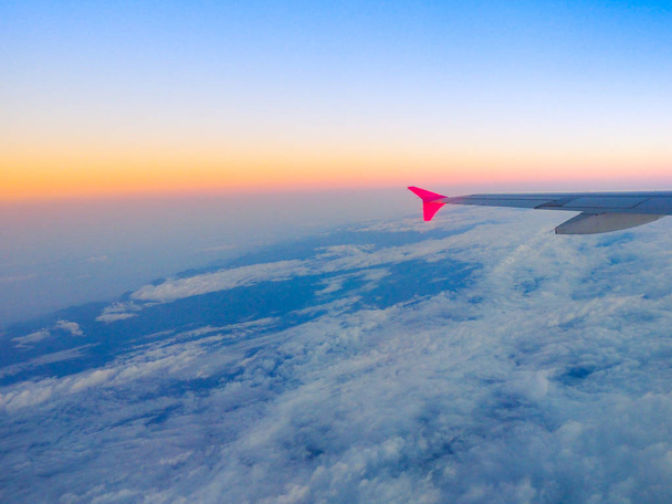 vista da janela do avião, nuvem e céu vista superior fundo
 - Foto, Imagem