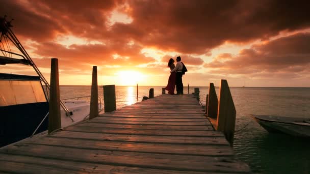 ρομαντικό ζευγάρι στο παραδεισένιο ηλιοβασίλεμα - Πλάνα, βίντεο