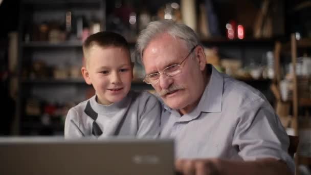 szczęśliwy dziadek z wnukiem z - Materiał filmowy, wideo