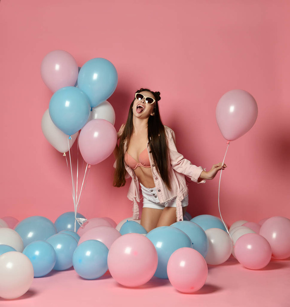 Beautiful fashion Model Party girl with colorful Balloons posing at studio isolated on Pink. - Foto, imagen
