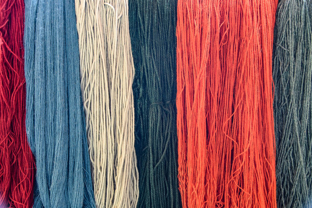 当然のことながら伝統的な織のアルパカ ウールを染め。アレキパ、ペルー - 写真・画像