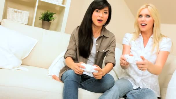 multi-etnische vriendinnen met behulp van games console - Video