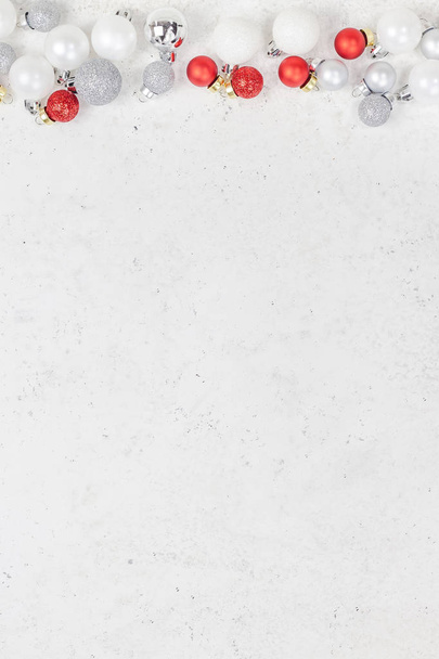 Új év, vagy karácsonyi minta lapos feküdt felülnézet Xmas nyaralás ünnepe díszítő játék golyó ragyog fehér beton háttér másol hely sablon keret üdvözlés kártya a szöveg design - Fotó, kép