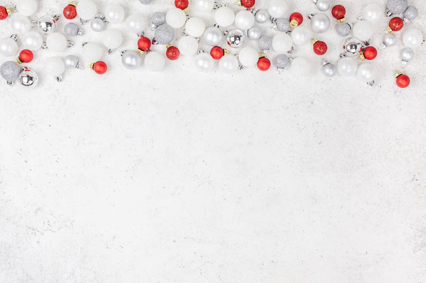 Uusi vuosi tai joulun malli tasainen lay top näkymä Xmas loma juhla koriste lelu pallot kimaltelee valkoinen betoni tausta kopioi tilaa Mallikehys onnittelukortti tekstin suunnittelu
 - Valokuva, kuva