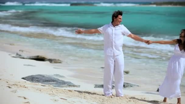Casal feliz desfrutando de férias no paraíso
 - Filmagem, Vídeo