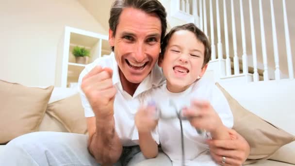 Otec & syn hraje herní konzole - Záběry, video