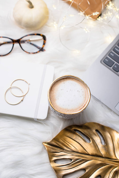 Lady bloggers espaço de trabalho branco com detalhes de ouro, laptop e cof
 - Foto, Imagem