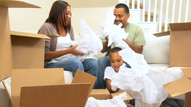 Etnikai családi szórakozás, a csomagoló papír - Felvétel, videó