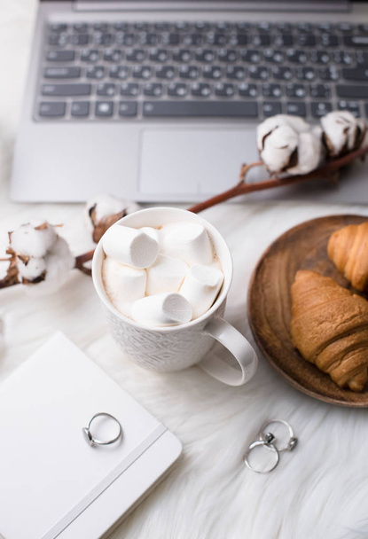 Blogueiros de inverno acolhedores espaço de trabalho branco com laptop, café com m
 - Foto, Imagem