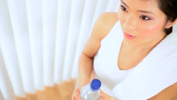Asiatique fille potable eau après l'exercice
 - Séquence, vidéo