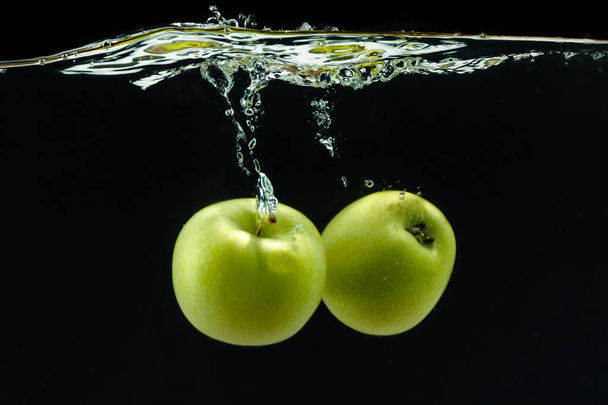 Green apple under water - Foto, imagen