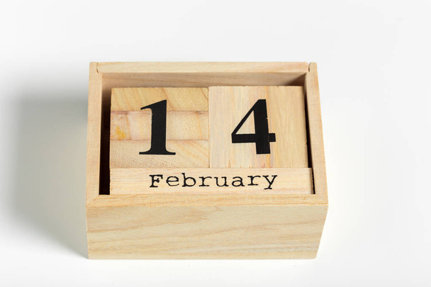Cubes en bois avec date sur fond blanc. 14 février
 - Photo, image
