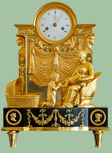 Reloj de mantel antiguo con estatuillas doradas de una mujer y niños sobre fondo verde aislado con camino de recorte
. - Foto, imagen