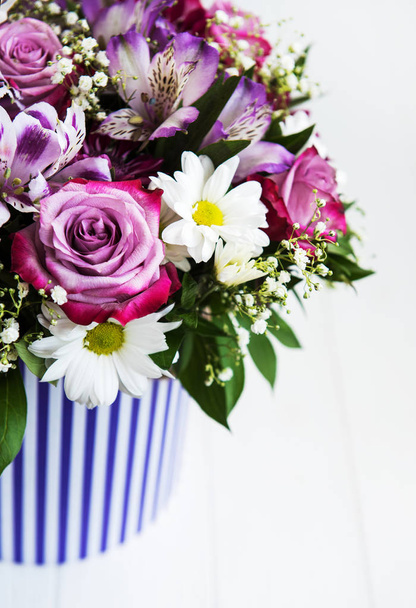 Μπουκέτο με ροζ λουλούδια - τριαντάφυλλα και μαργαρίτες - Φωτογραφία, εικόνα