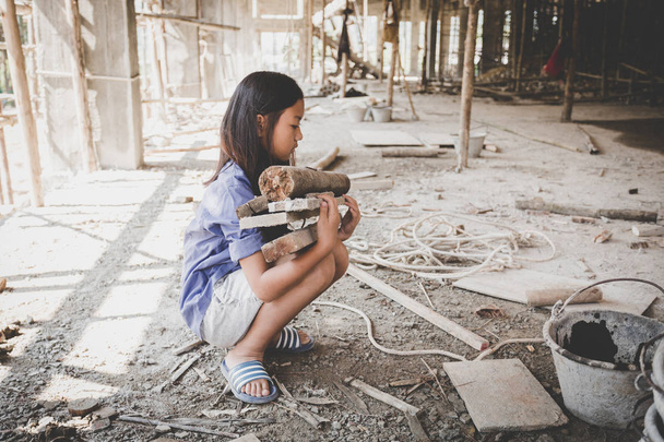 trabajo de niños en el sitio de construcción, contra el trabajo infantil, niños pobres, trabajo de construcción, violencia infantil y concepto de trata de personas - Foto, imagen
