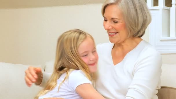 carino bambina essere abbracciato da nonna
 - Filmati, video