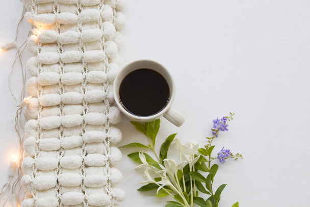 heißer Kaffee mit Strickwollschal der Lifestylefrau im Winter entspannen und lila Blume, Licht auf weißem Hintergrund dekorieren - Foto, Bild