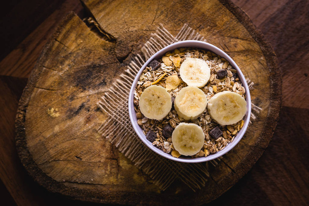 Getreide, Samen, Hafer und Bananenscheiben, eine gesunde Mahlzeit zum Frühstück oder zur Nachmittagsjause. - Foto, Bild