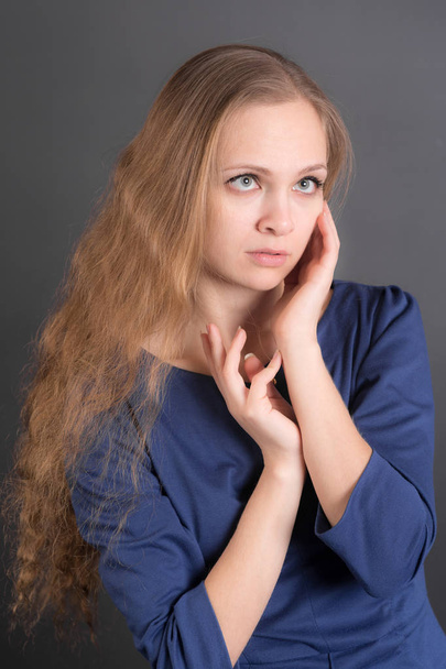 студійний портрет чуттєвої дівчини з довгим волоссям
 - Фото, зображення