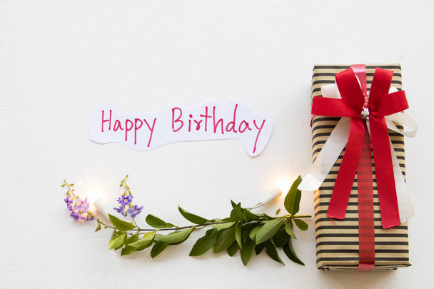 scatola regalo con felice compleanno messaggio di auguri scrittura a mano per il saluto giorno speciale su sfondo bianco
  - Foto, immagini